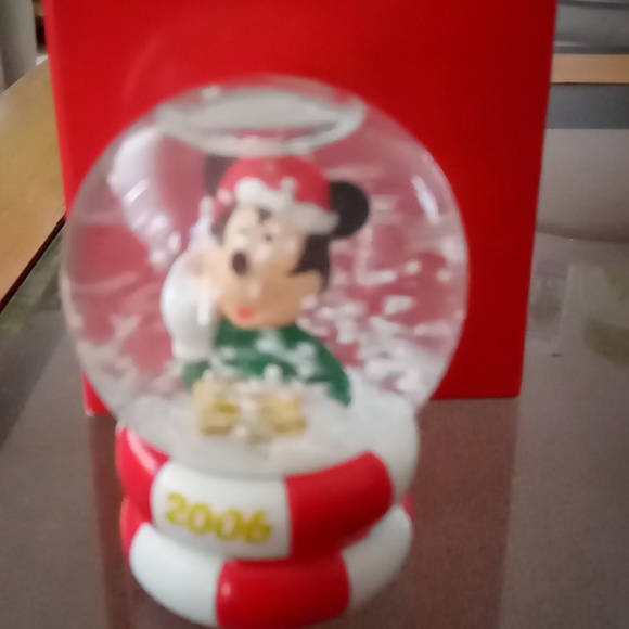 2006 Mickey Mouse snow globe - Picture 2 of 3